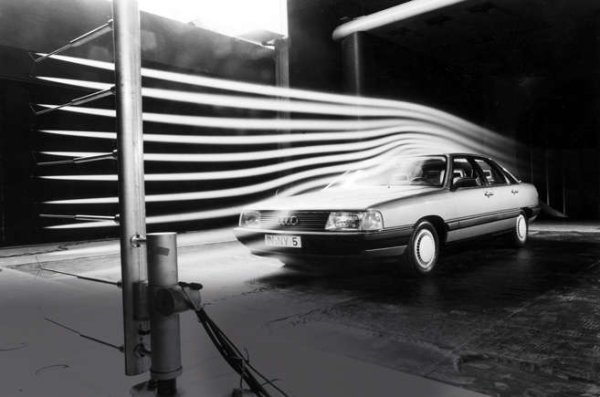 Когато беше пуснато на пазара през 1982-а, Audi 100 изглеждаше като нещо от бъдещето със своята извита каросерия, гладки тасове.

Носеше огромен контраст с по-малкото Audi 80 и quattro coup&eacute;, които изглеждаха като проектирани с линийка. Наистина, автомобилът беше рекламиран като най-аеродинамичния сериен в света. Неговата горивна ефективност се смяташе като едно от основните предимства на притежанието.